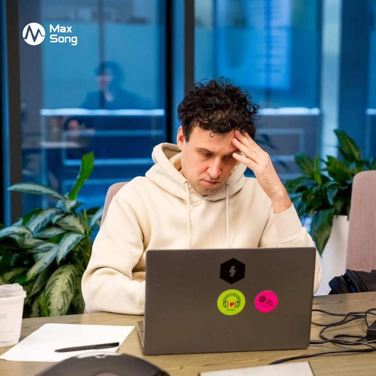 Украли хит и незаконно монетизируют у дистрибутора.